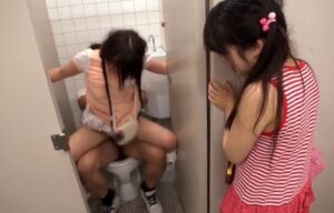 《少女痴漢》公衆トイレでおじさんに痴漢された小学生。生チンポまでぶち込まれてしまい・・・ 加賀美シュナ
